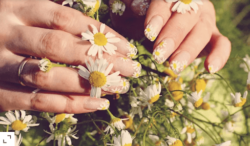 Daisy nail design