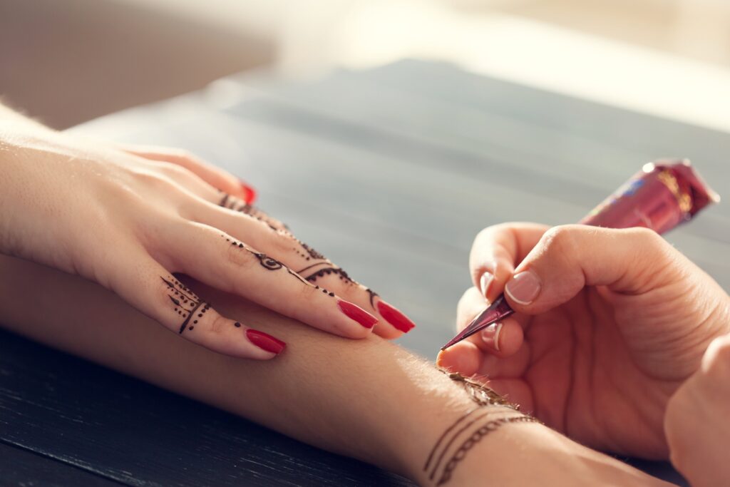 Henna tattoo specialist